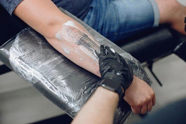 <strong><span style="line-height: 115%;">Que cuidados devo ter depois de uma tatuagem?</span></strong>