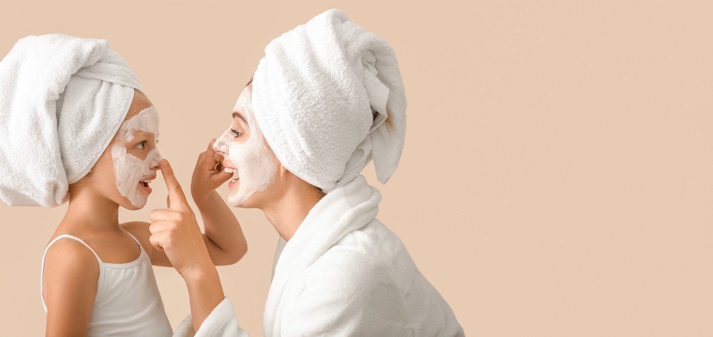 Mulher e criança com creme no rosto