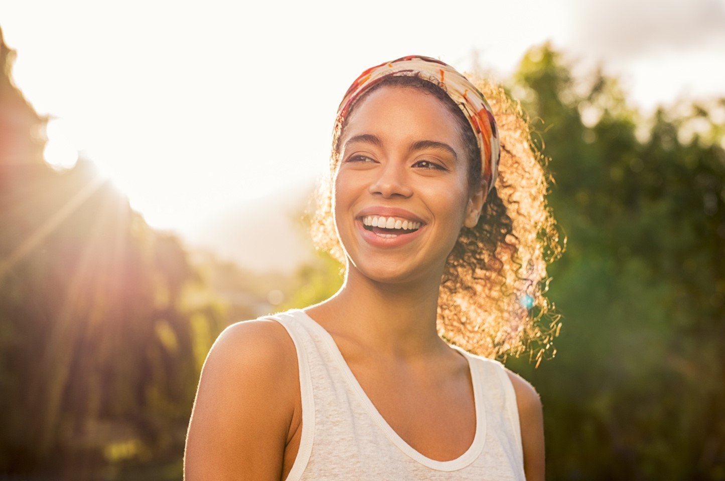 Mulher a sorrir enquanto apanha sol
