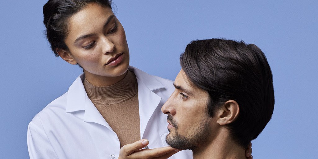 Dermatologista La Roche Posay a examinar a pele de um homem