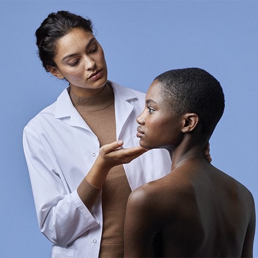 Mulher dermatologista a identificar o tipo de pele do rosto de uma mulher