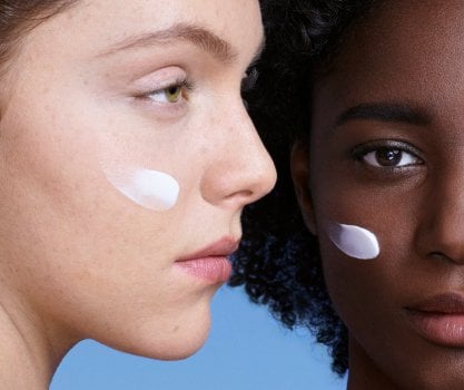 Duas mulheres com protetor no rosto da la roche-posay