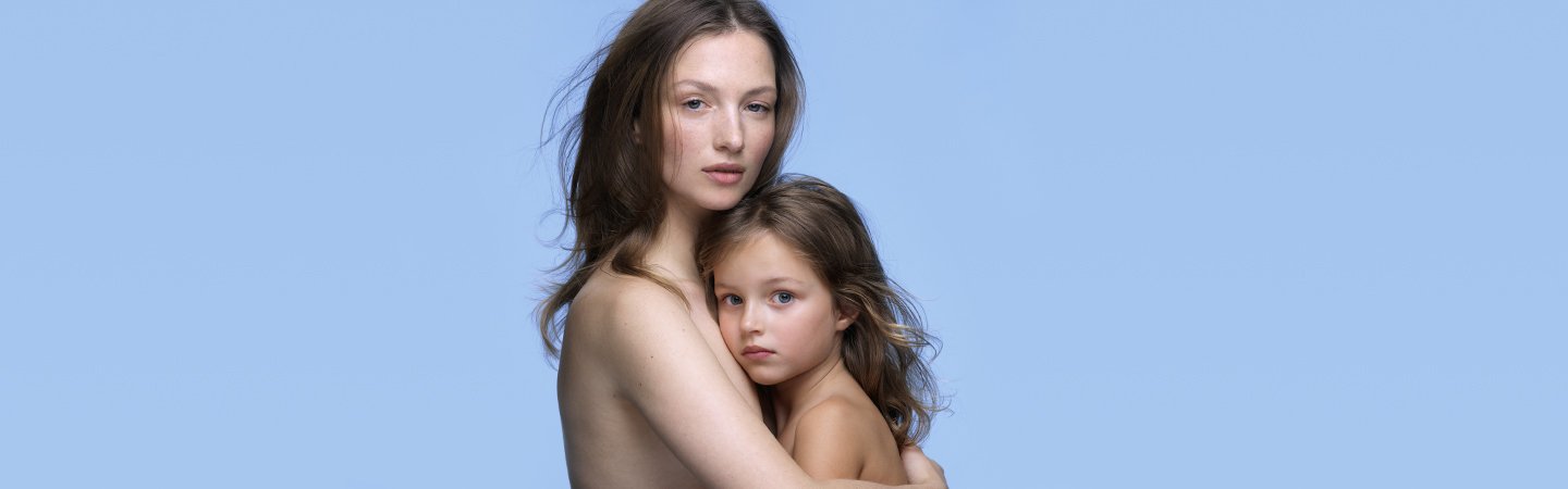 Mãe abraçada à filha